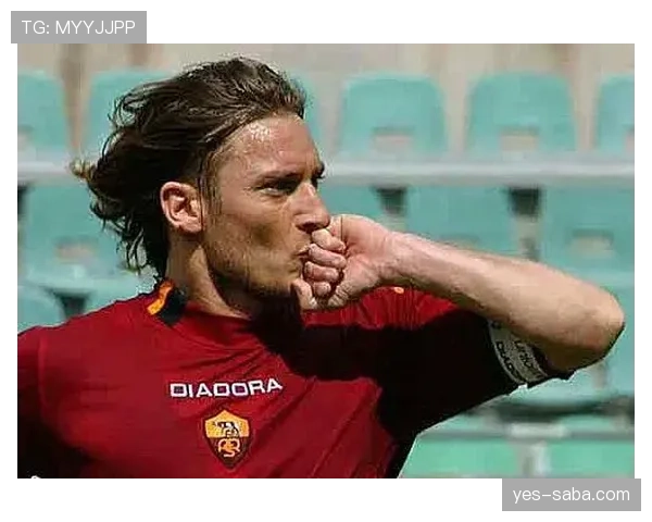 关键战中托蒂假9前插撕裂防线，比传统锋线更善直塞